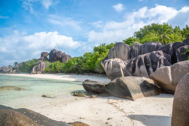 Anse Source d 'Argent plajında büyük granit kayalar. Seyşeller 'deki La Digue Adası