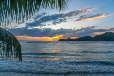 Gün batımında Baie Lazare sahilinde dramatik bir gökyüzü. Mahe Adası, Seyşeller