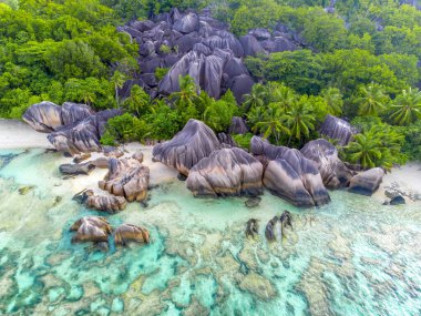 Turkuaz su ve Anse Source d 'Argent' ta büyük granit kayalar. Seyşeller 'deki La Digue Adası