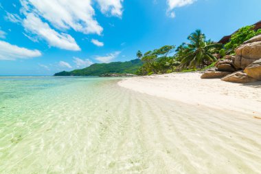 Anse Forbans plajında bulutlar var. Mahe Adası, Seyşeller