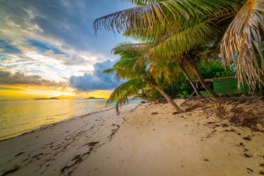 Grande Anse plajında manzara gün batımı. Praslin Adası, Seyşeller
