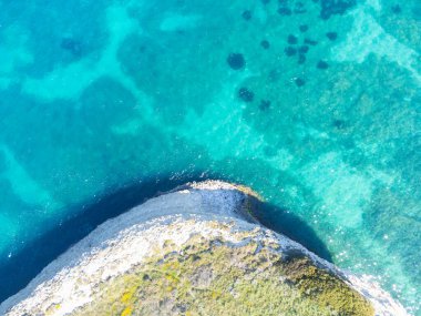 Güneşli bir günde Porto Torres 'in kayalık kıyı manzarası. Sardunya, İtalya