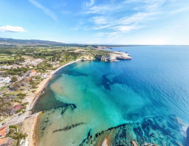 Santa Caterina di Pittinuri kıyı şeridinin havadan görüntüsü. Sardunya, İtalya