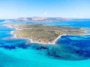 Güneşli bir günde Isola Piana 'nın Stintino' daki hava manzarası. Sardunya, İtalya