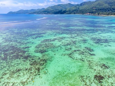 Anse Royale sahilinin havadan görüntüsü. Mahe Adası, Seyşeller