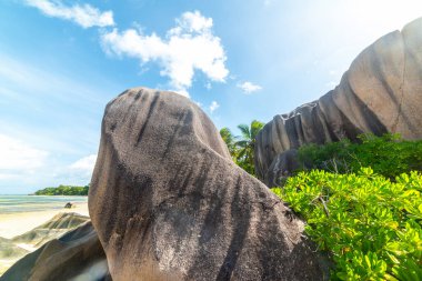 Anse Source d 'Argent' ta mavi gökyüzünün altında devasa granit kayalar. La Digue, Seyşeller