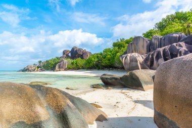Anse Kaynak d 'Argent plajında büyük kayalar var. La Digue, Seyşeller
