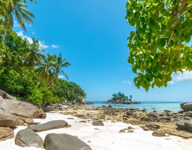 Anse Royale plajında beyaz kum ve granit kayaları. Mahe Adası, Seyşeller