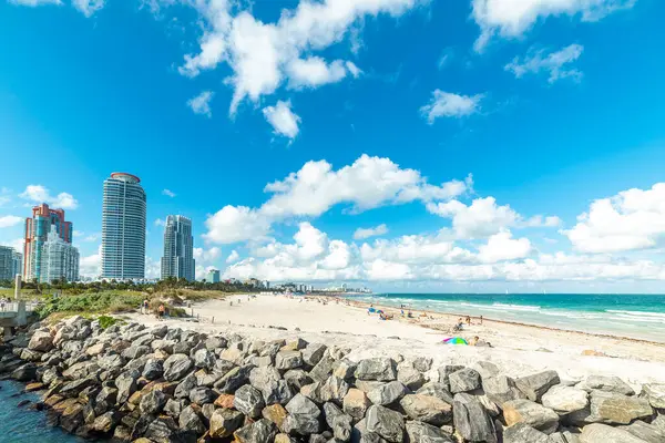 Güney sahilinde bulut. Miami plajı, ABD
