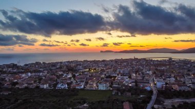 Gün batımında kara bulutlar Alghero üzerinde. Sardunya, İtalya