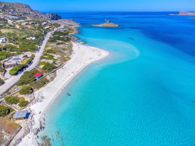 İtalya, Sardunya 'daki La Pelosa kıyı şeridinin havadan görüntüsü