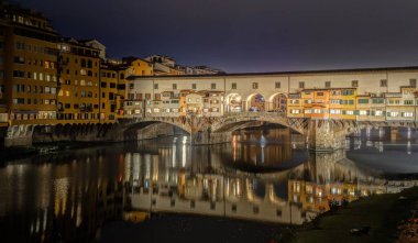 Ponte Vecchio gece Floransa 'da. Toskana, İtalya