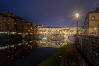 Geceleri Floransa 'da Ponte Vecchio. Toskana, İtalya