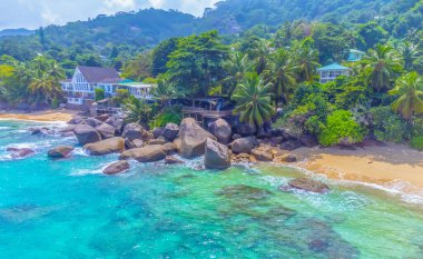 Glacis Beach sahil şeridinin havadan görüntüsü. Mahe Adası, Seyşeller