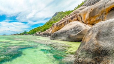 Dünyaca ünlü Anse Source d 'Argent plajında granit kayalar ve mercan resifleri. La Digue, Seyşeller