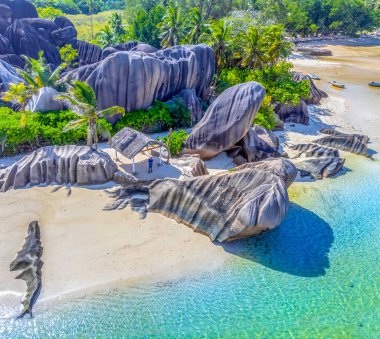 Dev granit kayaları ve palmiyeleriyle Anse Source d 'Argent' ın havadan görünüşü. Seyşeller 'deki La Digue Adası