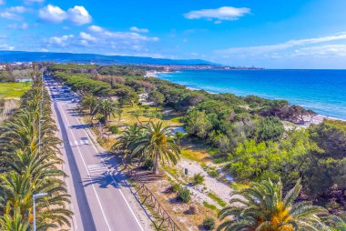 Güneşli bir günde Alghero kıyılarının havadan görünüşü. Sardunya, İtalya