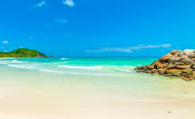 Anse Kerlan sahilinde beyaz kum ve turkuaz su. Praslin Adası, Seyşeller