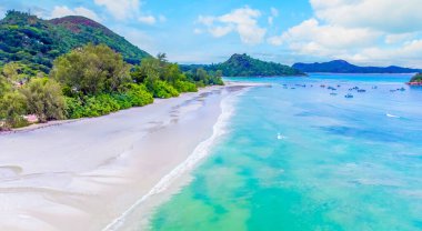 Praslin Adası, Seyşeller 'deki Anse Volbert plajında beyaz kum ve turkuaz su manzarası