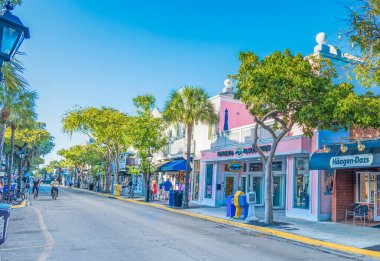 Key West, Amerika Birleşik Devletleri - 21 Şubat 2019: stok üstünde pitoresk Duval sokak