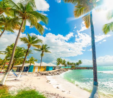 Guadeloupe Bas du Fort plajda Renkli bungalovlar, Fransız batı hint adaları. Küçük Antiller, Karayip denizi