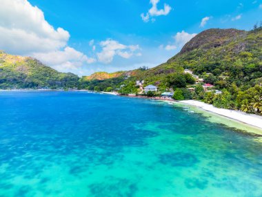 Bulutlu bir günde Anse Madge sahilinin havadan görünüşü. Praslin Adası, Seyşeller