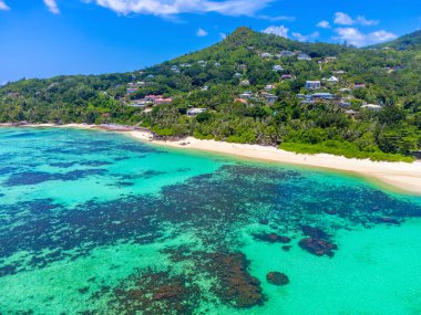 Anse Royale 'in turkuaz deniz manzarası. Mahe Adası, Seyşeller