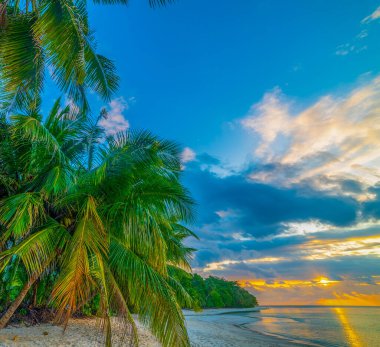 Praslin Adası, Seyşeller 'de manzara gün batımı
