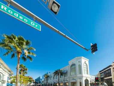 Rodeo drive, California üzerinde mavi gökyüzü