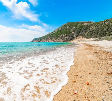 Renkli sahil Solanas Beach. Sardunya, İtalya