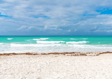 Miami Beach kıyısı üzerinde bulutlu gökyüzü, Abd
