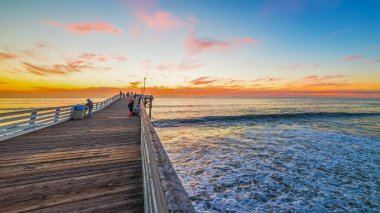 Gün batımında, California Pacific Beach ahşap iskele