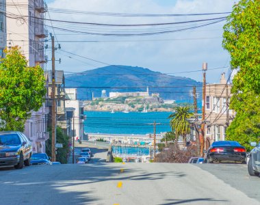 San Francisco, California'dan görülen Alcatraz Adası