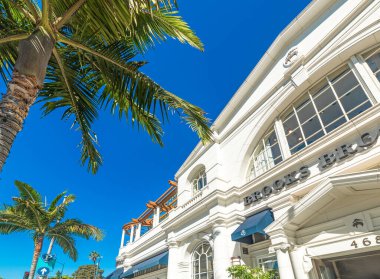 Beverly Hills, Kaliforniya - 02 Kasım 2016: Palmiye ağaçları içinde Rodeo Drive, Beverly Hills