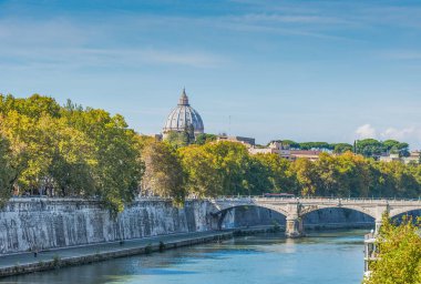 Tiber Nehri ile Saint Peter's kubbe arka planda Roma, İtalya
