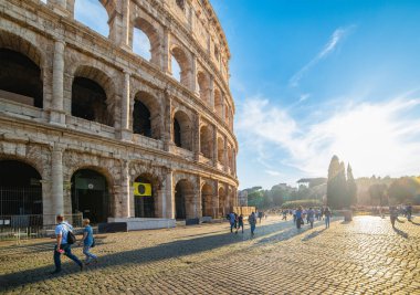 Mavi gökyüzünün altındaki dünyaca ünlü Coliseum. Roma, İtalya