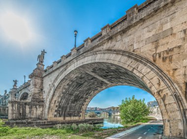 Sant'Angelo Köprüsü aşağıdan görülen Tiber Nehri üzerinde. Roma, İtalya