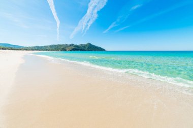 Cala Sinzias kıyısında, Sardunya turkuaz su