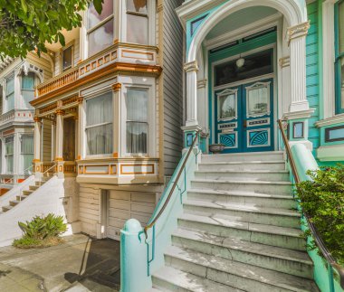 San Francisco, Ca, Amerika Birleşik Devletleri - 30 Ekim 2016: Dünya ünlü boyalı bayanlar Alamo kare içinde