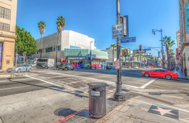 Los Angeles, Ca, Amerika Birleşik Devletleri - 02 Kasım 2016: Kavşak Hollywood blvd ve çınar ave