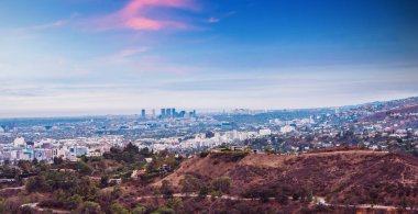 Gün batımında Los Angeles 'ta gökyüzü açık. Kaliforniya, ABD