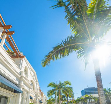 Rodeo drive, California üzerinde mavi gökyüzü
