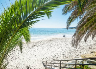 Laguna Beach, California sahil tarafından yürüme Çift