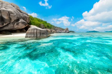 Anse Source d 'Argent plajı üzerinde bulutlu bir gökyüzü. La Digue, Seyşeller