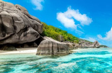 Anse Source d 'Argent plajı üzerinde mavi gökyüzü. La Digue, Seyşeller