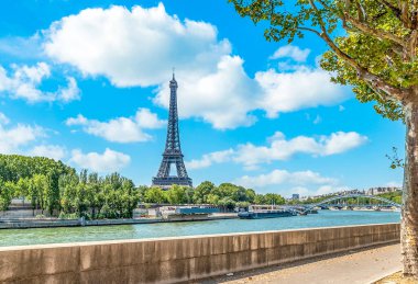 Dünyaca ünlü Eyfel Kulesi ve Paris, Fransa 'daki Seine Nehri