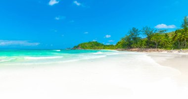 Anse Kerlan sahilinde beyaz kum ve turkuaz su. Praslin Adası, Seyşeller