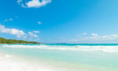 Praslin Adası, Seyşeller 'deki ünlü Anse Lazio plajında turkuaz su ve beyaz kum