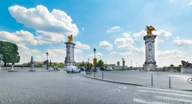 Paris, FR - Temmuz 06 2018: Alexander Köprüsü 'nün sonundaki sütunlar