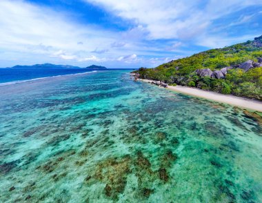 Anse Kaynağı d 'Argent plaj mercan resifinin hava görüntüsü. Seyşeller 'deki La Digue Adası